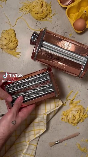 Finally, here is the video showing how to clean the machine that so many of you have asked for! Thanks to removable combs and scrapers, the maintenance of your Marcato pasta machine is easier than ever: all you need is a soft cloth and a brush 😉 Don’t forget that Atlas 150 can’t swim 😅… don’t put it under water or in the dishwasher! #m#marcatom#marcatopastaa#atlas150m#marcatopastamachinep#pastamachinep#pastap#pastafrescaa#acquafarinamarcatop#pastaloverp#pastaloversc#cleaningm#makepastam#makepa