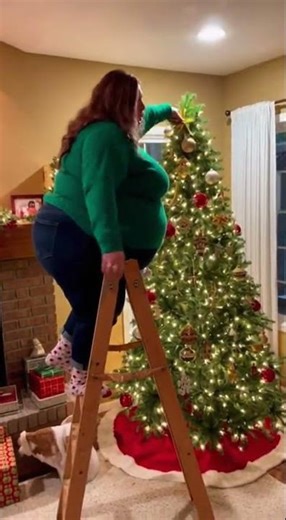 Christmas tree decorator's worst nightmare #christmas #fail