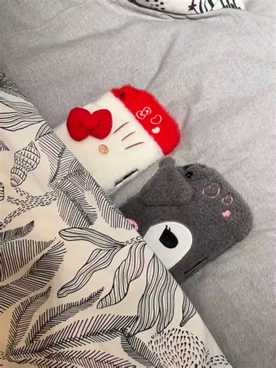 Putting the kids to bed tonight~😂 They insisted on squeezing into my bed🤭 It's getting cold, so I'll spoil them.💗 They're all fluffy and quite warm 🧶 #switch2case #cutegear #geekshare #geekshareproduct #kawaii #gamer #cozygamer #switch2 #ns2 #nintendo #gaminglife #SwitchCase #controller #girlgamers #NintendoSwitchOLED #fpy #plush