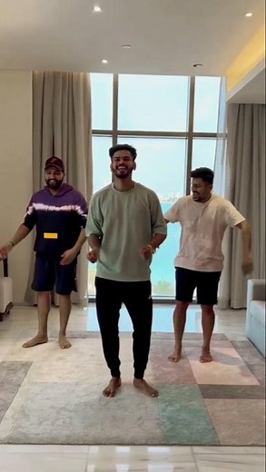 Rohit & shreyas dance 🤭💥 #rohitsharma #shreyasiyer #dance #cricket #ytshorts #fpy #freefire