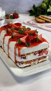 Iogurte, Bolachas e Morangos — é o essencial para preparar esta sobremesa leve, descomplicada e feita com ingredientes simples e fáceis de encontrar. Uma sugestão para o Dia dos Namorados, perfeita para quem não tem tempo a perder e quer preparar tudo com antecedência. Mimos de morango e iogurte -> receita nos comentários | Panelinha de Sabores