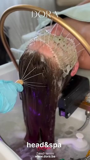 Oslobodite se stresa i napetosti uz luksuzni head spa tretman – savršen spoj relaksirajuće masaže, dubinskog čišćenja tjemena i njege kose. 🌸 Stimuliše cirkulaciju 🌸 Jača korijen kose 🌸 Uklanja višak sebuma i nečistoće 🌸 Donosi osjećaj potpune relaksacije Prepustite se ritualu koji njeguje i tijelo i duh — rezervišite svoj head spa trenutak mira već danas. Dora Beauty Bar – tvoj novi ritual mira, ljepote i njege. 📍Dalmatinska 2, 71000 Sarajevo (prvi sprat) ☎️ 38762569809 | Dora Beauty Bar