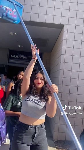 Some people got kicked out for bringing their siblings as backpacks😭#parati #fyp #exchangestudent #exchangeyear #usa #spiritweek #bringanythingbutabackpack