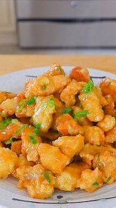 🍋 Crispy Lemon Chicken 🍋 #crispy #lemon #chicken #friedchicken #chinesefood #chineserecipe Written Recipe: https://cicili.tv/chinese-lemon-chicken/ Chicken and marinade: 1 ½ pounds chicken breast, boneless, skinless, cut into 3/4 inch pieces Pinch of salt Pinch of white pepper 1 tablespoon cornstarch slurry (1 tablespoon cornstarch and 1 tablespoon water) 1 egg Sauce: 1 lemon, juiced 1 teaspoon lemon zest 1 tablespoons soy sauce 1 tablespoon rice wine 3 tablespoons honey 1/4 teaspoon salt Pinc