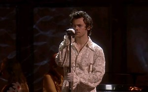 最近好爱这首歌！Harry Styles表演热单《Falling》超清现场！哈卷的声音直击灵魂，唱功绝了！