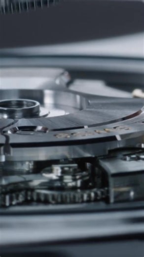 A watch’s autonomy. Not just a promise, a pact that works both ways. ROLEX’s quest to control the energy of the movement’s cogs guarantees their watches optimal power reserves of up to 72 hours. Since the introduction of the first Perpetual rotor in 1931, this autonomy has taken on a human dimension. Understanding every wearer has their own constantly changing energy, Rolex has been able to capture and dispense it within their calibers. Whether yours or its own, movement will always beget moveme