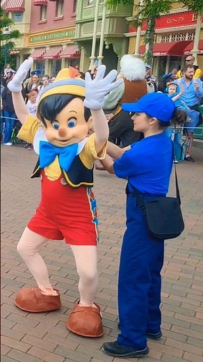 Disneyland Paris, Tickle Me! Pinocchio! Disney Stars on Parade