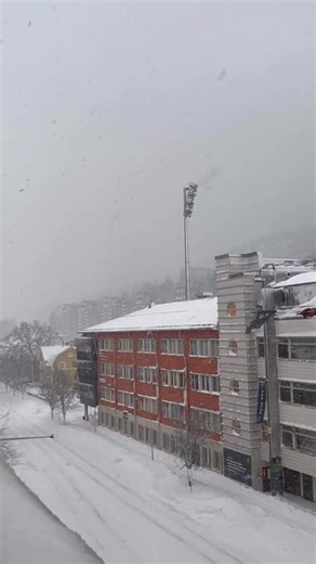 Hörde du åskan i Sundsvall och Timrå? 🌩️ ”När det är kall höjdluft så blir det stora temperaturskillnader horisontellt. Då får vi uppåtvindar så att åskmolnen bildas. Det är samma princip som när det åskar på sommaren, men det är kallt och kommer snö nu”, säger Hilda Westberg, meteorolog vid SMHI. | Sundsvalls Tidning - ST.nu