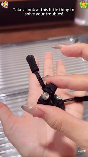 试了N种拉链修复方法都没用？别踩坑了！这个一体式拉链修复头，直接替换坏的拉头，不管是尼龙还是金属拉链都能用，新手也能一秒上手！ Tried N ways to fix a zipper and failed? Stop wasting time! This all-in-one zipper repair slider replaces the broken one directly, works for nylon and metal zippers, even newbies can use it in a second!#新手友好 #好物推荐 #拉链修复小技巧 #BeginnerFriendly #ProductRecommendations