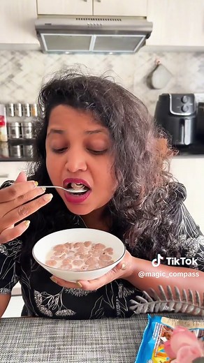 චොකලට් රස පැකට් එකට රැවටුනා - කුචි සහ බුචි