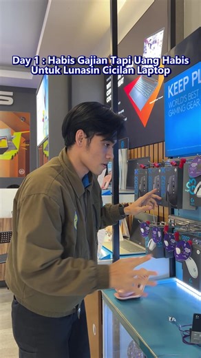 Day 1 habis gajian… saldo langsung cosplay hantu gara-gara lunasin cicilan laptop 👻💻 Mau upgrade laptop juga? Langsung mampir ke Planet Computer store atau klik link di bio buat belanja online #planetcomputerbandung #gajiansale #techlife #komputer