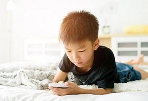 मुलांवर होणारे स्मार्टफोनचे ५ दुष्परिणाम | 5 Harmful Effects Of Smartphones on Kids in Marathi