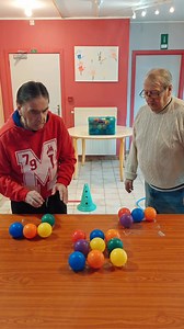 🧠⚖️ Équilibre & Mémoire Règles du jeu 🎲: Un modèle de 9 balles est à observer et à reproduire. Les joueurs doivent aller chercher les balles dans une caisse située sur une autre table, à 3 m de distance, en traversant un mini parcours d’obstacles (adaptable en fonction des capacités). 🎾 Maximum 2 balles à la fois. 🎯 Le premier joueur à reconstituer correctement le modèle remporte le duel. 👉 Un jeu simple et modulable qui sollicite la mémoire, la coordination, l’équilibre et la prise d’infor