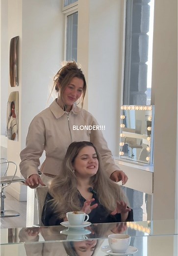 @alice.morelm is going BLONDER 🤍🍽️💆🏼‍♀️ and we are obsessed with this buttery blonde! @Pinklablondeclub @L’Oréal Professionnel #blondehair #livedinblonde #blondegirl #healthyhair #hairconsultation #mtlhair #montrealsalon #fyp