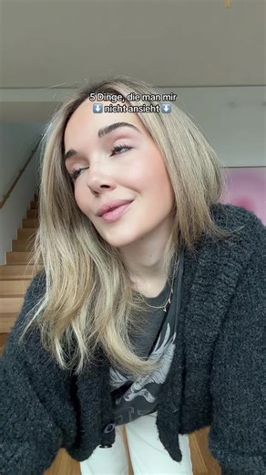 🧠 Dass ich jahrelang mit einer Angststörung, Depression und Herzneurose gekämpft habe und fast 3 Jahre in Therapie war 💊 Dass ich selbst Phasen hatte, in denen ich auf Medikamente angewiesen war und lernen musste, Hilfe anzunehmen 💼 Dass ich nicht aus reichem Elternhaus komme, arbeite seit ich 12 bin, mehrere Jobs parallel aufgebaut habe und oft mehr arbeite, als man in einem Reel sieht. 🤍 Meine Eltern wirklich meine engsten Bezugspersonen sind, und ich täglich mit ihnen telefoniere 📖 Dass 