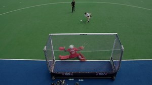 A crucial save that helped France maintain their lead and momentum vs Canada. #FIHNationsCup 📱 Stream all the matches LIVE on https://watch.hockey/ #HockeyEquals #HockeyInvites | International Hockey Federation (FIH)