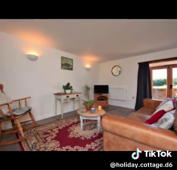 Barton Cottage, Somerset Sleeps x2 Pet Friendly x2 25th July 7 Nights Just £655 Rural location on the owners’ 35-acre farm with stunning countryside views Charming country cottage with a wood burner for cosy evenings in. Private garden space to enjoy the peace and quiet Take a look for more details https://tidd.ly/4nEekNx #somerset #somersetholidays #taunton #holidayuk #petfriendly #dogfriendly #cottagestay