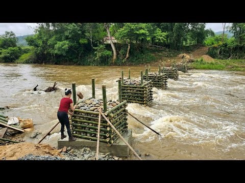 TIMELAPSE : Building a Bamboo Bridge to Replace the Wooden Bridge Damaged After a Devastating Storm