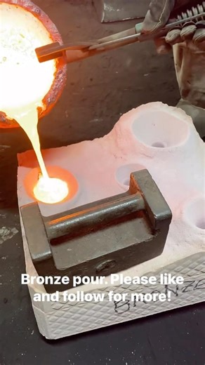 2700• degree hot bronze lava pouring l #tech #automobile #ytshorts #silvermelting #metalmelting