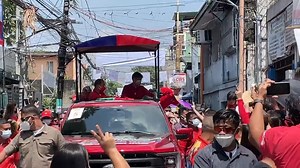 WATCH: Earlier today, presidential bet Ferdinand "Bongbong" Marcos Jr. shakes off an apparent arm pain after almost half a day of his caravan at Navotas and Malabon cities. Since last month, Marcos Jr wore arm sleeves during caravans. | via Jacque Manabat, ABS-CBN News RELATED STORY: https://news.abs-cbn.com/news/03/19/22/marcos-says-campaigning-better-than-joining-debate | ABS-CBN News