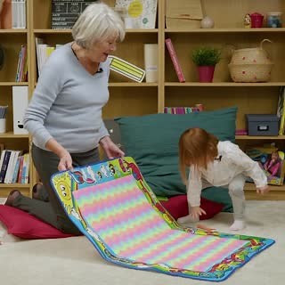 Découvrez les tapis magiques Aquadoodle de TOMY France, qui permettent à vos Petits-Enfants de créer, colorier et dessiner… avec de l’eau. Plus d’encre, plus de feutres, plus de taches, plus de feuilles : mais comment ça marche exactement ? | Grand-Mercredi