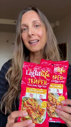 ☺️You need to start loving Tempeh!! Why? It might very well be the most healthy plant-based high-protein ingredient!!! With 18 grams protein per serving, it’s low in calories and a fermented food! It’s also a source of iron and calcium! This cooking method combines dry heat and moist heat to both tenderize and season, as well as crisp up the tempeh! Add to salads, grain bowls, or add your favorite marinade and serve with a grain. So delicious! Ingredients: Tempeh Olive or avocado oil Salt Water 