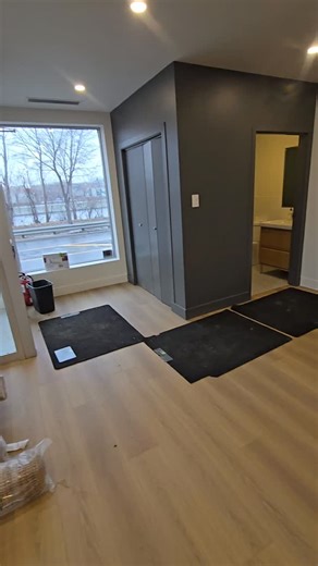 Visite aujourd’hui sur un projet commercial d’envergure à Montréal — près de 3 mois à transformer 3 bâtiments complets : bureaux, cuisines, salles de bain, framing, gypse, finition, mobilier sur mesure… Un mandat majeur signé LANKA Construction. Avec l’arrivée du bébé de LANKA, j’ai dû m’absenter un moment… et la gang a géré le projet comme des champions, en livrant chaque étape avec une rigueur exemplaire. Vraiment fier de ce qu’on bâtit ensemble, fier de l’équipe LANKA. Un immense merci aux pr
