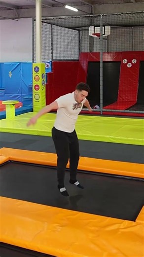 Le secret pour sauter 100 fois plus haut sur un trampoline #trampoline #trampolinepark #tutorial