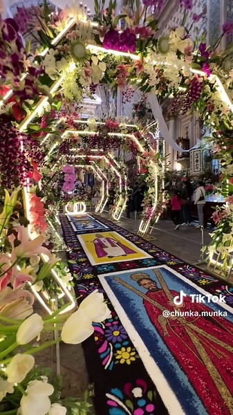📍Parroquia de San Andrés Apóstol, San Andrés Cholula, Puebla🇲🇽 The church was decorated last Saturday, July 12, for the bajada de la Virgen de los Remedios.❤️ Thousands of flowers were brought from nearby states and local regions of Puebla to receive the Virgin at the Parroquia after bringing her down from her sanctuary atop the Great Pyramid of Cholula. It was one of the most beautiful churches I’ve seen throughout my travels in Mexico.🇲🇽 #fyp #mexico #travel #church #puebla