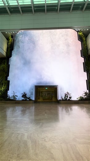 チャンギ空港の美しい滝と憩いの場所