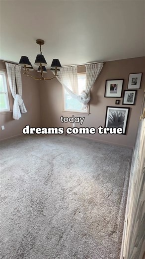 FINALLY there’s a brand who believes quality construction should be accessible to everyone no matter their budget! Ad I had heard so many amazing things about @flooret so I ordered a sample kit to see what all of the talk was about and I’ll never look back! 💪🏻 Their engineered hardwood is 3 times harder than standard hardwood 🌿 Flooret’s materials are responsibly sourced making them not only a high quality, affordable choice, but sustainable too! 🙌🏻 They’re DIY-friendly and easy to install 