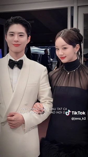 Đi ngang qua phải chọt miếng mới chịu=))#AAA2025 #asiaartistawards #parkbogum #leehyeri #xhhhhhhhhhhhhhhhhhhhhhhh