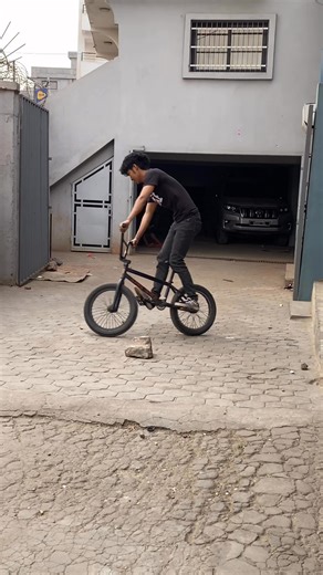 🎃 HALLOWEEN BIKE QUATRIÈME ÉDITION 🎃 📅 Rampintso ny fotoana Mbola misokatra ny inscription sur place BEKA LIFE 102 dia anisan’ireo mpanohana ny hetsika 🎃🎃 GRAND CARNAVAL EN VILLE et COMPÉTITIONS FREESTYLE : VTT , BMX , SKATEBOARD , ROULEUR , TROTTINETTE PROGRAMME : 🕘 Eo aminy Jardin Andohalo ny regroupement antsika @ 9 ora maraina . 💰 Manomana isika 2 000 Ariary isan’olona mba ho fidirana ao aminy SKATE PARK ( aloha eo ambavahady ) 👉 Miampy 10 000 Ariary pour les compétiteurs Izay hifani