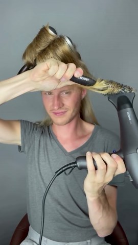 Veit Alex ✨ on Instagram: "Bitte föhne deine Haare in Zukunft immer!﫱‍﫲 Es geht so schnell und ist so wichtig für gesundes Haar! Ich habe hier mit Tools von @jaguarsolingen gearbeitet. 勇 Habt ihr noch Fragen? Schreibt mir gerne in die Kommentare!"