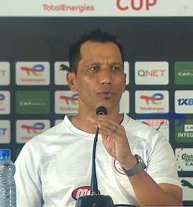 SIMBA vs AL MASRY | “….tunataka magoli manne (4)" Kocha wa Simba, Fadlu Davids ameeleza maandalizi yao kiufundi kuelekea mchezo wa kesho dhidi ay Al Masry akianza kwa kusema lengo lao ni kupindua meza na kufuzu hatua ya nusu fainali, na wamejipanga kufunga angalau magoli manne kwanza.... Fadlu anasema wamejipanga kutengeneza nafasi nyingi iwezekanavyo na wakati huohuo kuwa makini na mashambulizi ya kushtukiza (counter attacks) kutoka kwa wapinzani wao, huku akiwataja baadhi ya wachezaji wa Al Ma