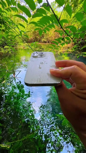 Will the Phone 🤳 Survive Underwater 🫧? 🌊📱#shorts #shortsfeed