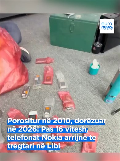 Porositur në 2010, dorëzuar në 2026! Pas 16 vitesh, telefonat Nokia arrijnë te tregtari në Libi Një porosi me telefona Nokia, e porositur nga një tregtar telefonash libian në vitin 2010, është dorëzuar më në fund, 16 vjet më vonë, pasi kishte mbetur e bllokuar në magazina për shkak të paqëndrueshmërisë së zgjatur në vend. Telefonat mbetën të bllokuar pas shpërthimit të luftës civile në Libi në vitin 2011, e cila çoi në kolapsin e rrjeteve logjistike, në mosfunksionimin e sistemeve doganore dhe n