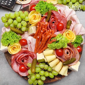 1M views · 6.7K reactions | Deska wędlin i serów w najlepszym wydaniu. Goście będą pod wrażeniem 殺 | Słodkości | Facebook