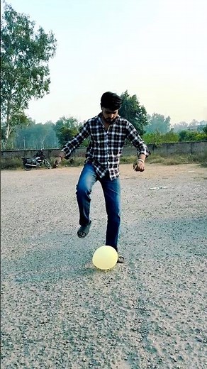 🎈balloon foot Gaya 🤪😜😃 #comedy #funny #shorts #youtubeshorts #subscribe #shortsfeed