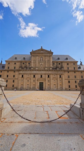 El Real Monasterio de San Lorenzo de El Escorial está considerado octava maravilla del mundo, y en 1984 fue declarado Patrimonio de de la Humanidad por la UNESCO 🌐 Es la gran obra de Felipe II, un lugar que es a la vez monasterio, palacio, museo y panteón. ✒️📜 Si todavía no conoces El Escorial, no esperes a venir a verlo ⛪ | Patrimonio Nacional