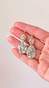 3.1K reactions · 140 shares | Sutton slice Saturday 拾 Helpful Tip: if any clay gets stuck in the texture mat, bake it for 15 minutes and it will pop right out! | Lulu Cutters | Facebook