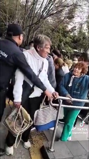 #ENREDES: FILAS Y CAOS POR CITAS MÉDICAS EN EL HOSPITAL DEL #IMSS “LA RAZA”… ES UNA LÁSTIMA QUE LA PRESIDENTA NO LLEGARA “DE SORPRESA”: BERÓNICA DEMONIA Al señalar que es una lástima que la Presidenta no llegara “de sorpresa”, Berónica Demonia (@taller2006) publicó un video del pasado 14 de este mes de diciembre donde se observa filas y caos de pacientes en el Hospital del IMSS “La Raza” que llegaron para sacar cita médica, ante lo cual ironizó: “Aunque pensándolo bien, si hubiera llegado (la Pr