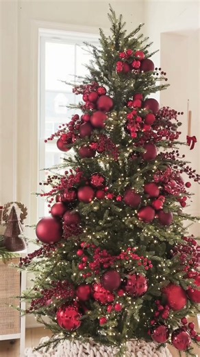 Create a cluster Christmas tree with me!! #christmasdecor #classicchristmas #christmastree