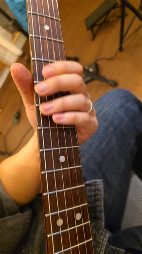 Monday Guitar on Instagram: "In this video, I tried to cover John Frusciante's playing style as closely as possible. In the first measure, using the middle finger for the second note and the pinky for the next note allows for much longer sustain. I also added one extra muted note in the middle, which was quite difficult. Take it slow, enjoy the process, and keep it fire! 이번 영상은 존프루시안테 형님께서 연주하시는 방식으로 최대한 비슷하게 카피해 봤습니다. 첫 마디에서 두 번째 음을 중지로 누르고 그다음 음을 소지로 누르면 서스테인을 훨씬 더 길게 가져갈 수 있습니다. 중간에 뮤트 음도 1음이