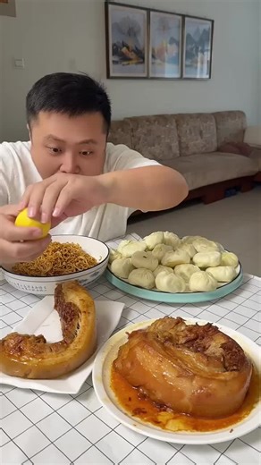 Takeout arrived. Husband lost control 😭 #CoupleComedy #ChineseFoodAddict #MarriedLife #ReelsUSA