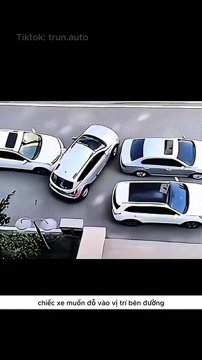 🚗 Đuôi xe đã vào kho nhưng thân xe lại bị kẹt, bạn sẽ xử lý thế nào? Đây là tình huống rất nhiều tài xế gặp phải khi lối vào bị xe khác đậu chắn. Muốn đưa đuôi xe vào được, bắt buộc phải tạo góc nghiêng lớn. Nhưng chính góc nghiêng đó lại khiến đuôi xe nhanh chóng chạm tường, còn đầu xe không đủ chỗ để xoay. 📌 Bí quyết nằm ở việc luôn giữ thân xe bám sát chiếc xe bên cạnh và dịch chuyển đuôi xe từng chút một. Mỗi lần: ✅ Đánh trái lùi lại một đoạn ✅ Đánh phải để áp sát xe bên cạnh ✅ Trả lái thẳ