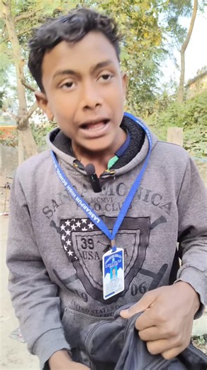 BONG MURKHO on Instagram: "ভাইপো তোর লাল গোলাপ পুলিশের চাকরি এসেছে ❤️🤣🤣🤣 #rohit #funny #followforfollowback #bongmurkho #virelvideo"