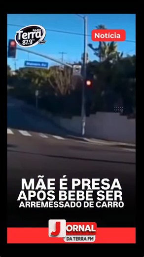 Terra Planaltina on Instagram: "Uma mulher foi presa após um bebê de 19 meses cair de um SUV em movimento em um cruzamento da cidade de Fullerton, na Califórnia. O caso, registrado por câmeras de segurança, ganhou grande repercussão nas redes sociais e ajudou na identificação da motorista. As imagens mostram o momento em que a porta do passageiro do veículo se abre durante uma conversão à esquerda. Com isso, a criança acaba sendo arremessada para a via. Em seguida, a condutora freia bruscamente,