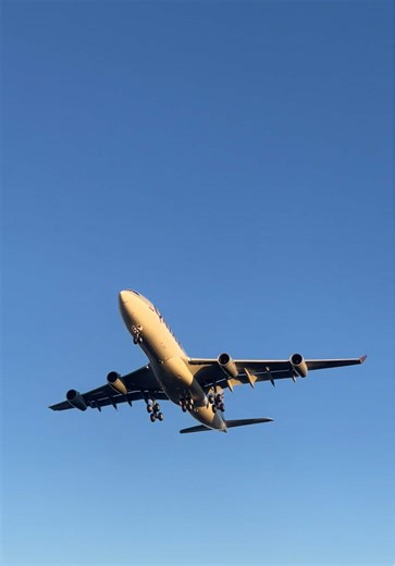 Crazy surprise landing from Qatar’s retired a340-200 !! Couldn’t quite believe my eyes #avgeek #a340_200 #quatar #airbus