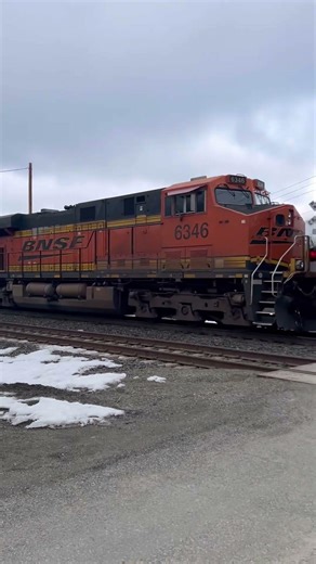 BNSF ES44C4 6346 as a DPU for a fast moving empty grain train.